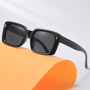 Occhiali da sole quadrati alla moda per donna e uomo con dettagli in metallo e protezione UV.