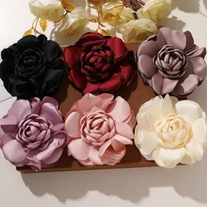 Detailansicht von Satin Stoff brennender Rand Kamelie Blumen Zubehör in sechs Farben.