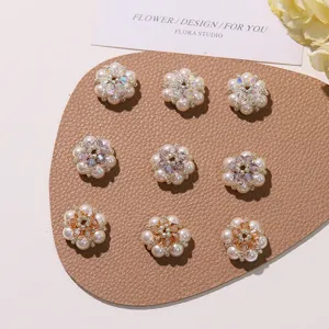 Detailansicht von DIY Perlen Kristall Blumen Zubehör für Ohrringe und Haarschmuck.