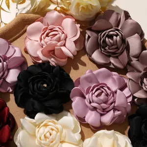 Detailaufnahme mehrfarbiger Satin-Stoff-Kamelien für DIY-Haarschmuck und Accessoires
