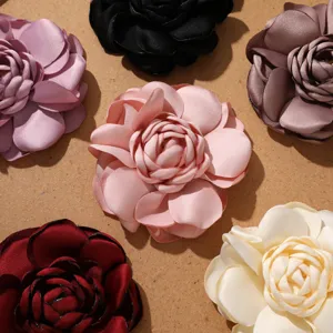 Elegantes Satin-Kamelienblüten-Zubehör für handgemachte DIY-Bastelarbeiten und Haarnadeln.