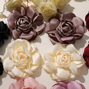 Satin Stoff Kamelie Blume DIY Zubehör Detailaufnahme mit satten Farben und feinen Brandkanten.