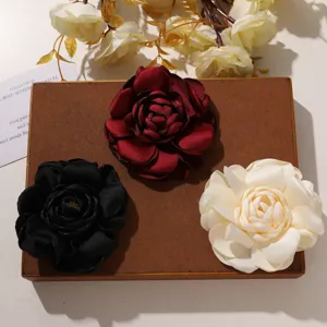 Detailaufnahme von Retro-Satin-Kamelien-Stoffblumen, ideal für DIY-Haarspangen oder Broschen.