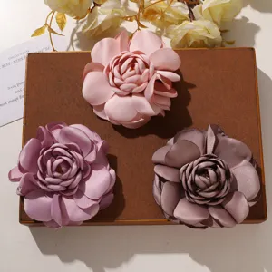 Satin Stoff Kamelie Blume Haarspange Brosche, elegantes DIY Blumenaccessoire fuer Damen.