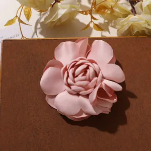 Rosa Satin brennende Kante Kamelie Blume DIY Haarspange Brosche Bekleidungszubehör.