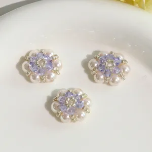 Detailansicht handgemachter Perlen Kristall Blumen DIY Anhänger für Ohrringe Accessoires.