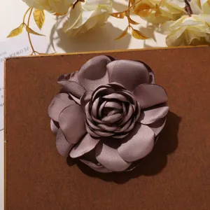Retro Satin Kamelie Stoff Blume Brosche DIY elegante Haarspange Accessoires für Frauen.