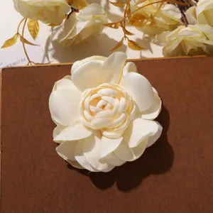 Nahaufnahme der eleganten weißen Satin Kamelie Stoff Blume DIY Zubehör und Brosche.