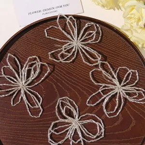 Flor hueca de cuentas plateadas DIY accesorios hechos a mano de alambre para pendientes broche