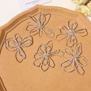 Flores huecas de cuentas plateadas DIY accesorios alambre torcido hechos a mano pendientes detalle
