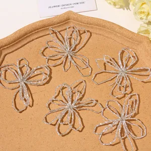 Flor hueca de cuentas plateadas accesorios hechos a mano DIY para aretes horquillas y broches.