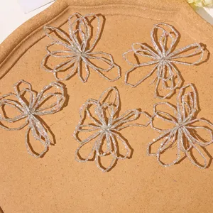 Flores huecas de cuentas plateadas DIY accesorios de alambre para pendientes y broches.