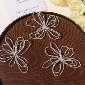 Flor hueca de cuentas plateadas detalle, accesorio DIY hecho a mano para joyas.