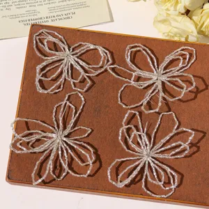 Primer plano de detalles de flores huecas de cuentas de vidrio plateadas accesorio DIY.