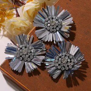 Gedetailleerd overzicht van zilveren pailletten strass bloem DIY accessoires voor schoenen.