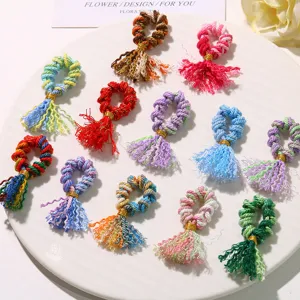 Vista dettagliata di mini nappe in cotone intrecciato fatte a mano, ideali per accessori fai da te.