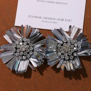 Glanzende strass metalen bloem schoenbedels DIY ambachtelijke accessoires voor clogs detail.