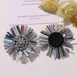Detailopname van DIY pailletten strass bloem accessoires, tonen voor- en achterkant.