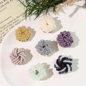 Accessori DIY fiori di perline colorati, graziosi piccoli ciondoli fatti a mano per gioielli.