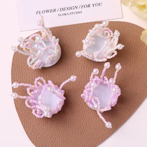 Detalle de accesorio DIY de flor de perla con cuentas para ropa y calzado creativo.