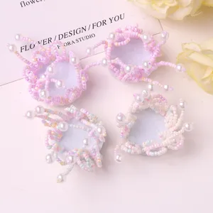 Accesorios DIY de flores de cuentas hechas a mano con perlas sintéticas para manualidades.