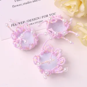 Amuletos de zapatos de flores de cuentas rosadas hechas a mano para bolsos