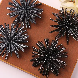 Nahaufnahme von glitzernden schwarzen Strass-Sternburst-Aufnähern für DIY-Kleidungs- und Schuhdekor.