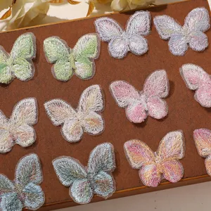 Detalle en primer plano de parches de mariposa bordados de encaje de malla para ropa de bricolaje.