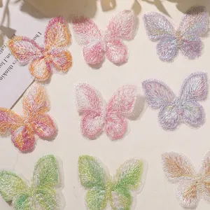 Vista detallada de mariposas bordadas de encaje doble de colores para ropa DIY y accesorios.