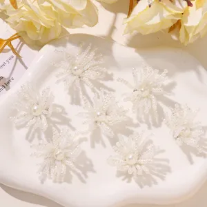 Gedetailleerd overzicht van parel kraal bloemcluster DIY accessoires voor handwerk.