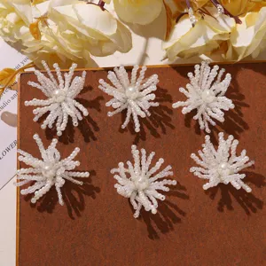 Witte parel rocailles paardenbloem bloem DIY accessoires voor handgemaakte broches en oorbellen.