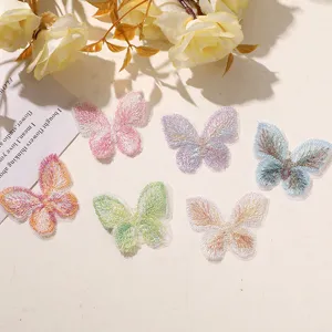 Detalle de primer plano de parches de mariposa bordados de encaje doble para manualidades.