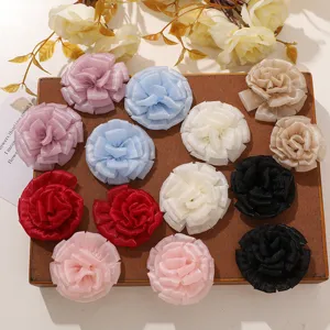 Primo piano dettagliato di accessori di fiori in tessuto a rete multistrato per fai da te.
