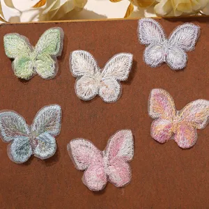 Primer plano de parches de mariposa bordados de encaje colorido, accesorios decorativos DIY.