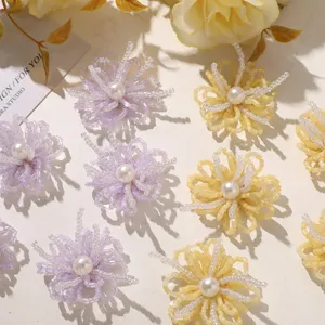 Accesorios DIY de flores de cuentas hechas a mano con centro de perlas para pendientes.