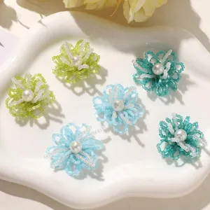 Accesorios DIY de flores huecas de cuentas hechas a mano para pendientes y broches.