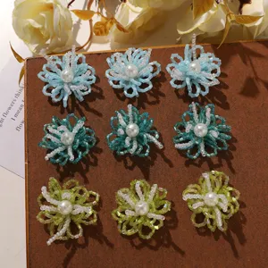 Detalle de flores de cuentas hechas a mano, diseño hueco con centro de perlas para manualidades.