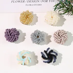 Accessori fai da te con fiori in perline colorate per bellissimi orecchini e fermagli.