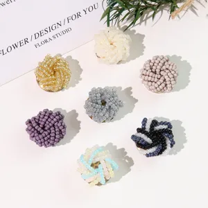 Primo piano di fiori di perline colorate accessori DIY, perfetti per orecchini e creazioni.