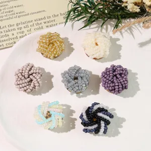 Accessori di fiori di perline DIY colorati, ciondoli floreali per orecchini e forcine.