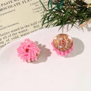 Ciondoli fatti a mano di fiori di perline rosa per orecchini carini e accessori per scarpe.