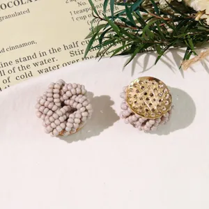 Accessorio fai da te di fiori di perline fatte a mano per orecchini e forcine alla moda.