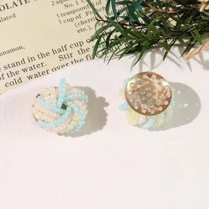 Accessori fai-da-te di fiori di perline colorate con retro in rete dorata per dettagli.