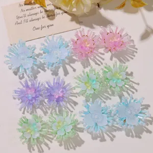 Detailansicht bunter Perlenblumen DIY Zubehörteile für handgemachte Haar- und Ohrenschmuck.
