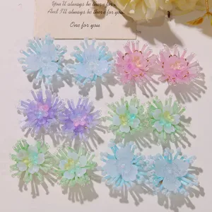 Perlen Blumen DIY Zubehör Detailansicht, bunte florale Teile für kreativen handgemachten Schmuck.
