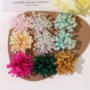 Nahaufnahme von bunten Pailletten-Blumenperlen-Clustern für DIY-handgemachte Accessoires.