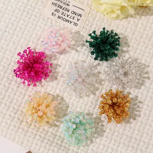Nahaufnahme von bunten Pailletten-Blumenperlen für DIY handgemachte Haarklammern, Ohrringe.