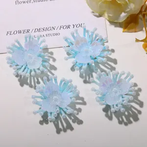 Hellblaue perlenbesetzte Blumen DIY Accessoires mit Perlenstaubfaden, süße Schuhanhänger.
