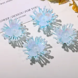Meersalzblaue Perlen-Blütencluster im Detail, süsses DIY-Zubehör für Ohrringe oder Haarschmuck.