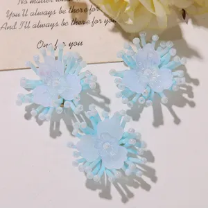 Himmelblaue Perlenblumen-Cluster DIY-Accessoires, süße Blumen-Charms für Ohrringe und Schuhe.
